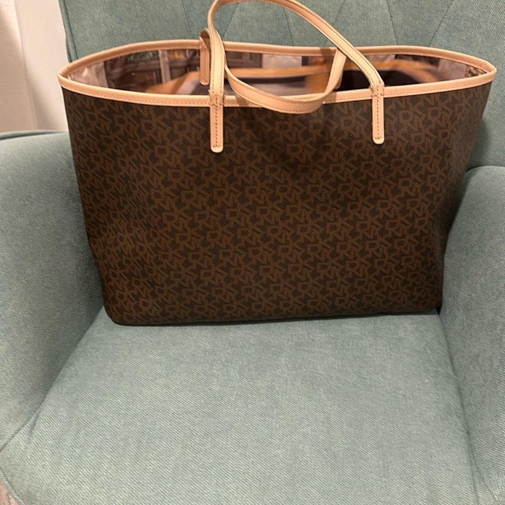 DKNY ~  ~ Mocha Logo Vicuña Gold